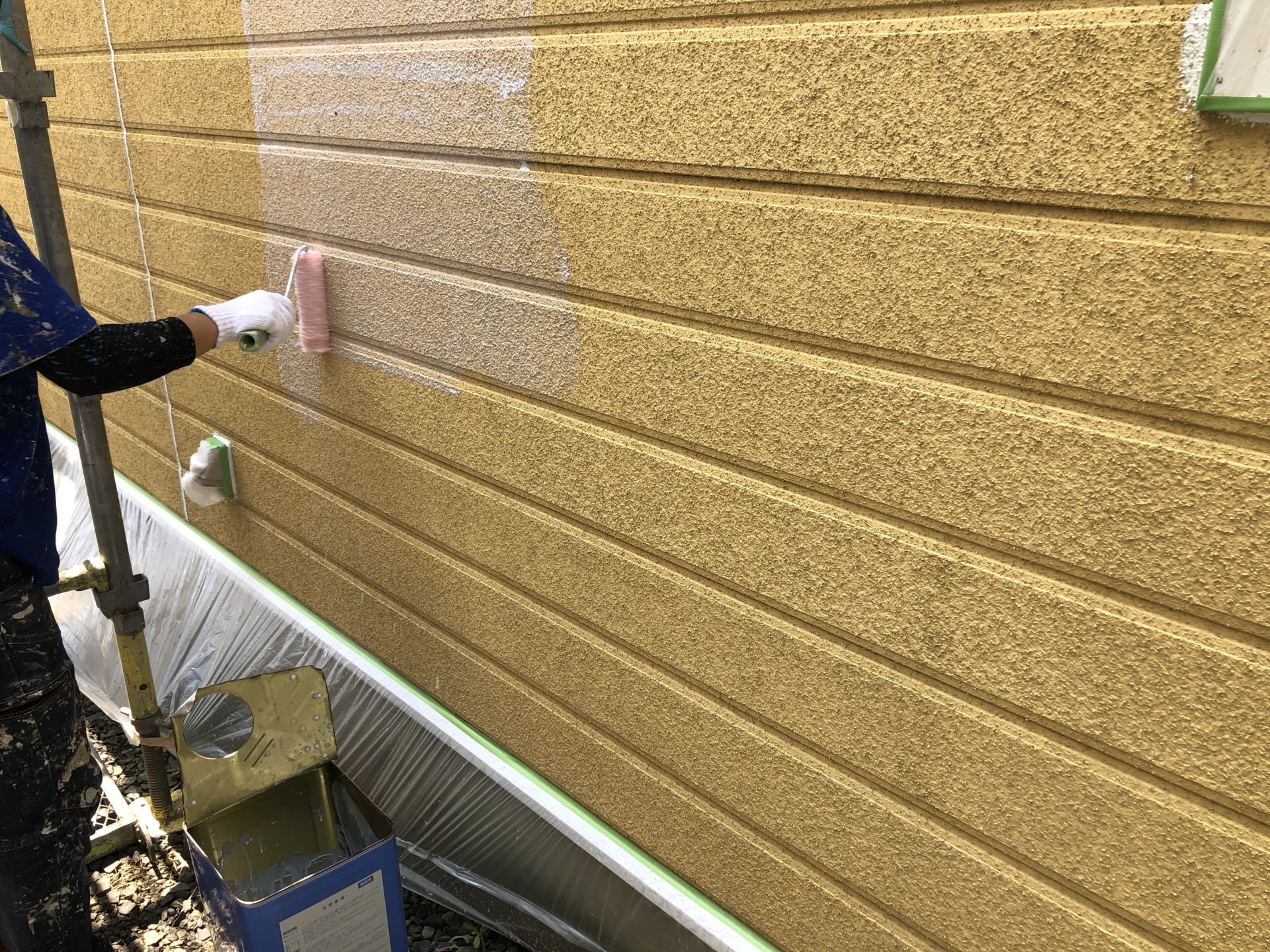 三重県川越市　外壁塗装　下塗り作業中