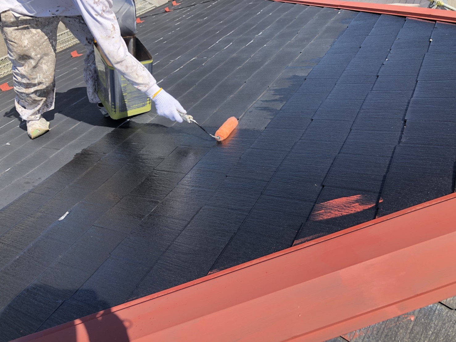 愛知県名古屋市緑区　屋根塗装　下塗り作業中
