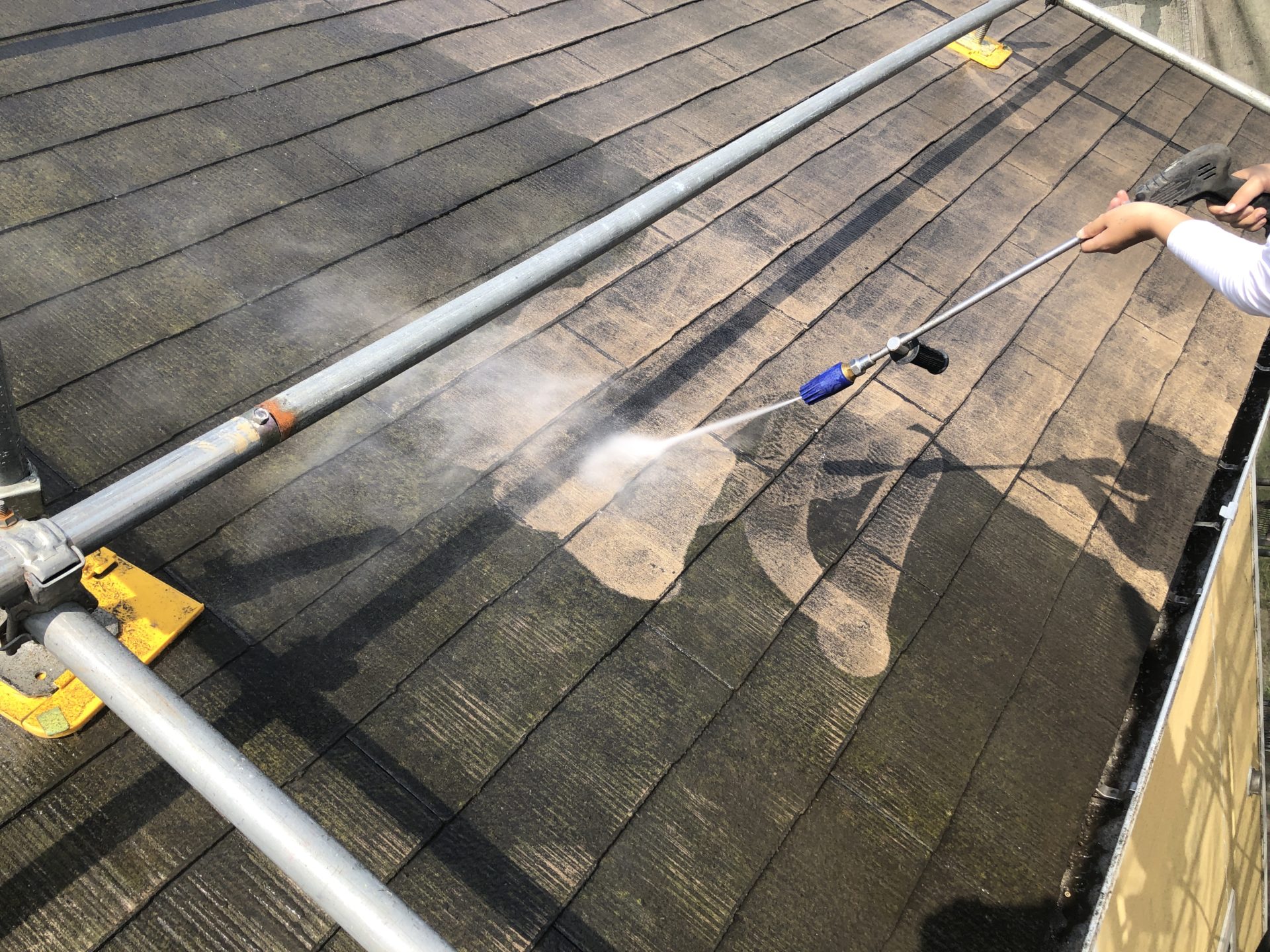 三重県川越市　屋根塗装　高圧洗浄作業中