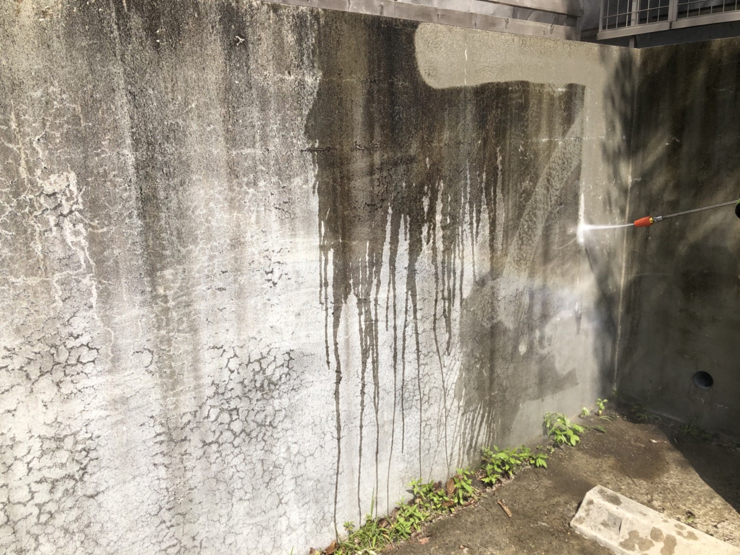 愛知県日進市　壁塀　高圧洗浄作業中