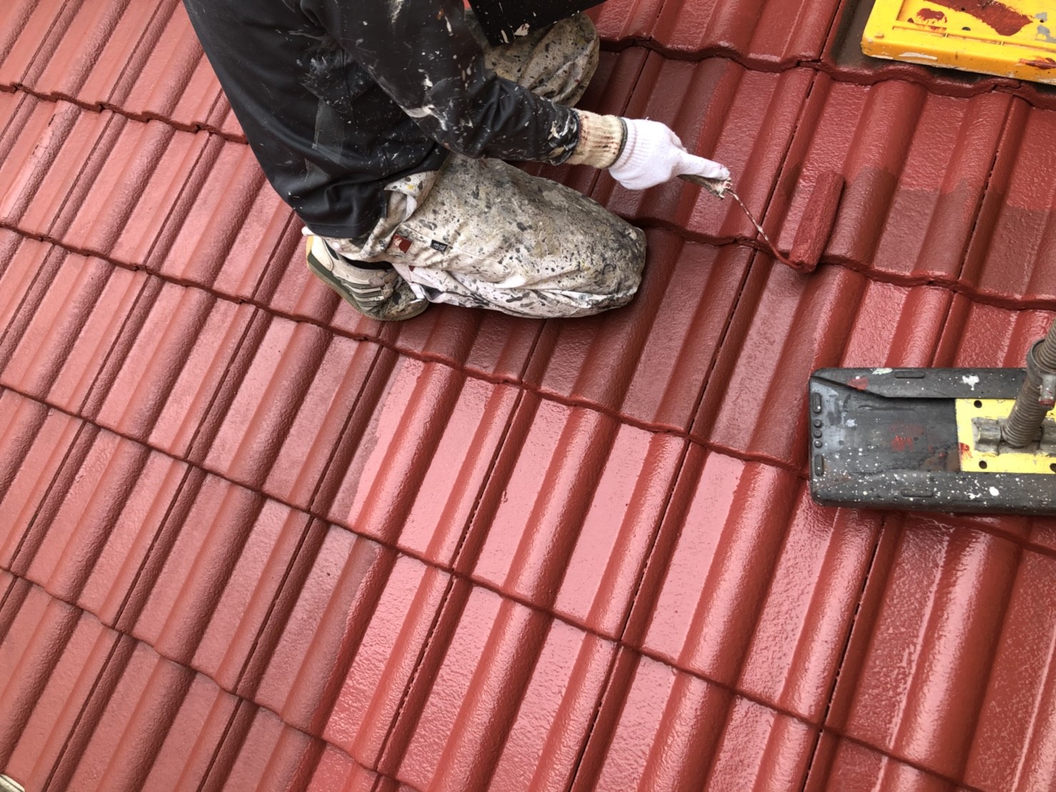 愛知県名古屋市緑区　屋根塗装　上塗り作業中