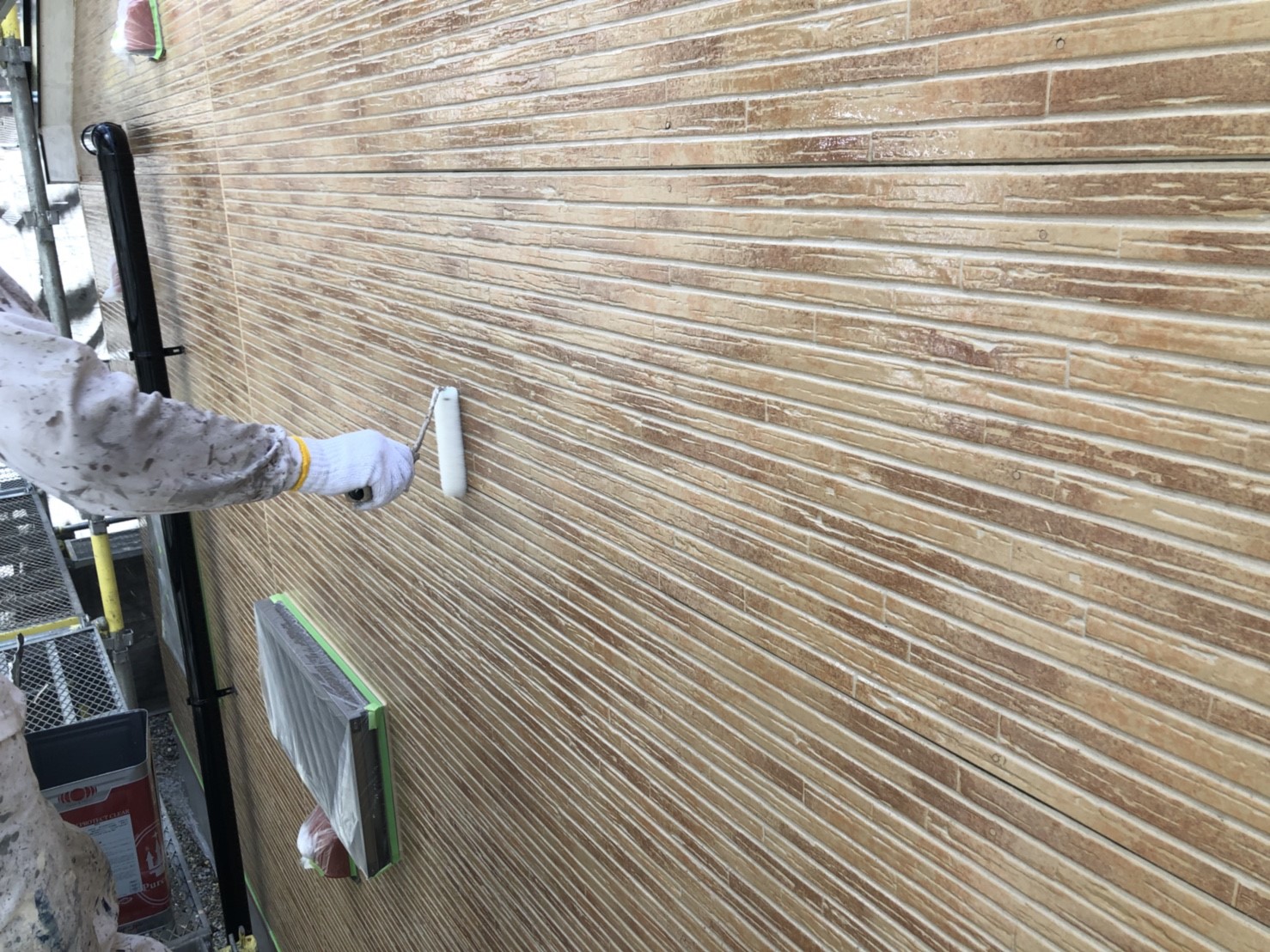愛知県名古屋市緑区　外壁塗装　下塗り作業中