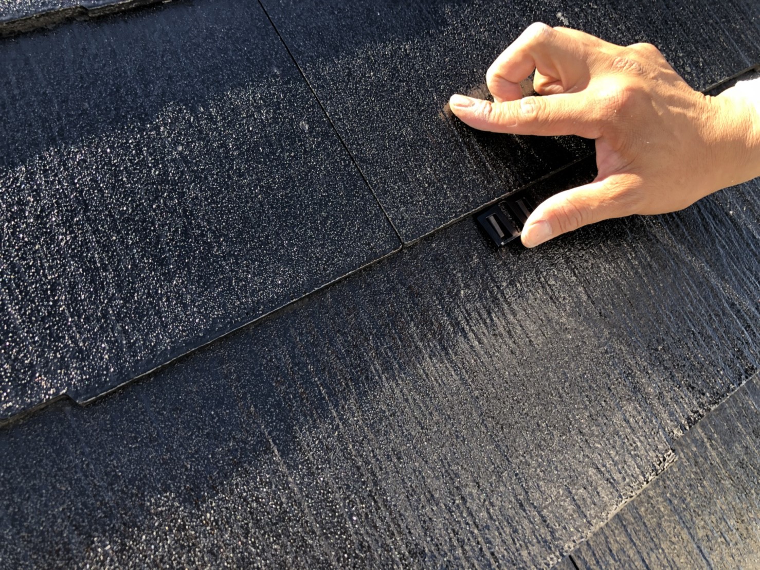 愛知県名古屋市緑区　屋根塗装　タスペーサー設置作業中