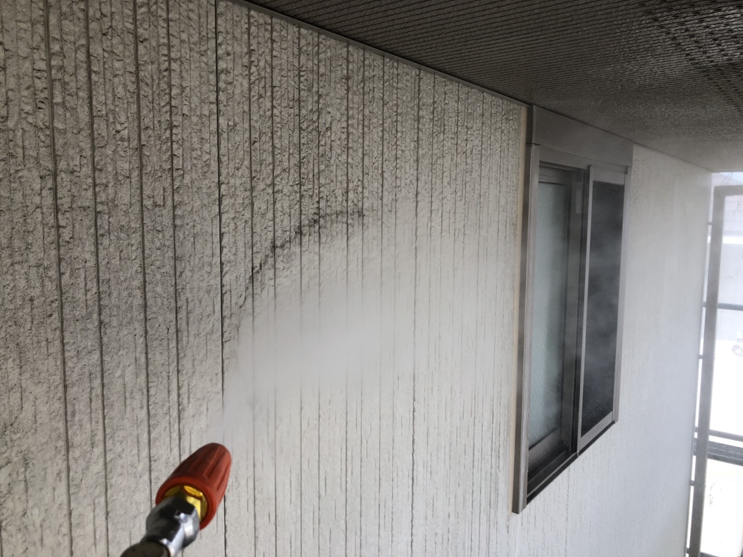 愛知県常滑市　外壁塗装　高圧洗浄作業中