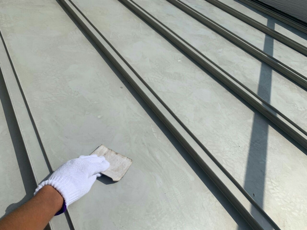 愛知県瀬戸市　屋根塗装　下地処理作業中
