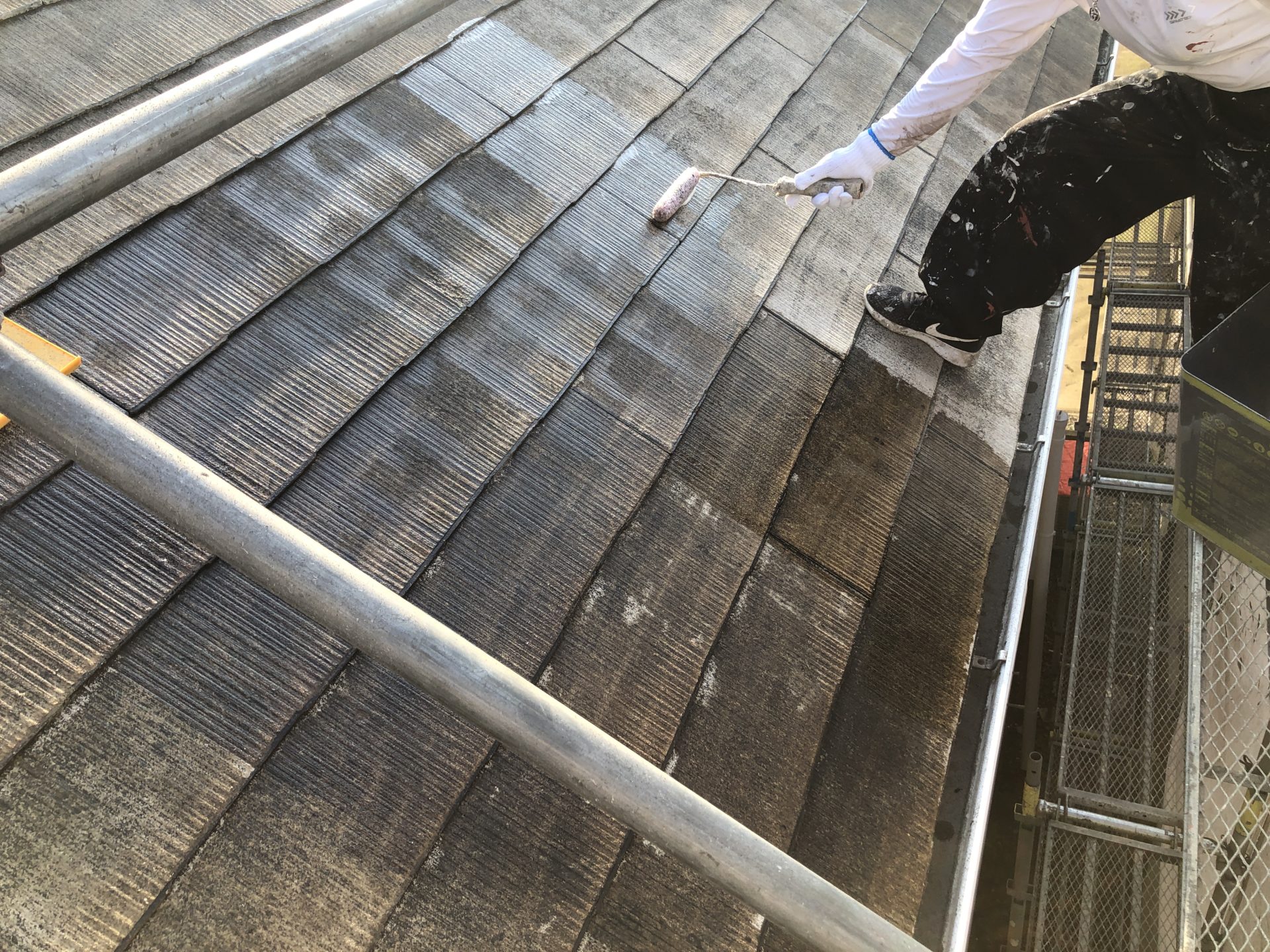 三重県川越市　屋根塗装　下塗り作業中