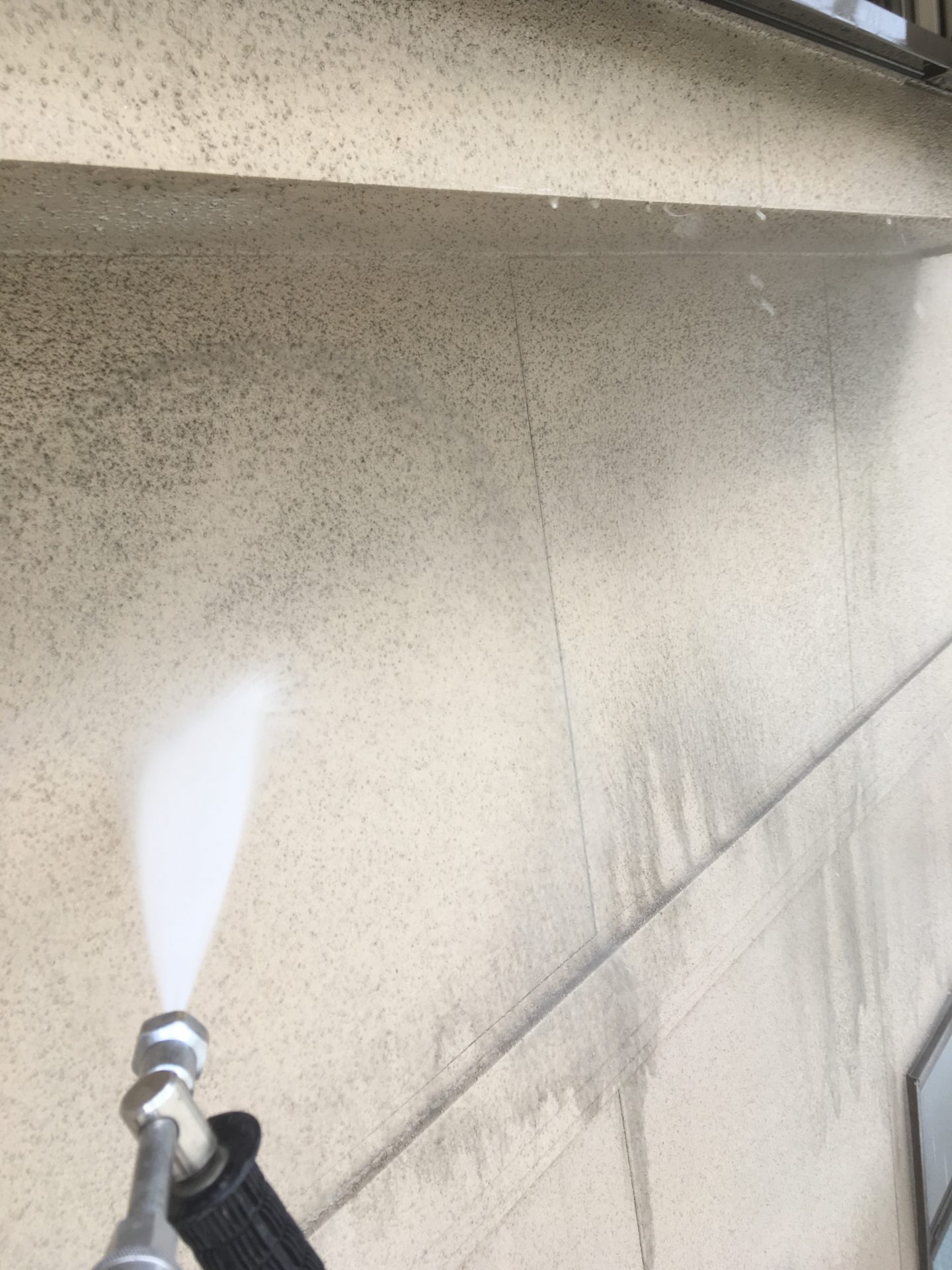 愛知県安城市　外壁塗装　高圧洗浄作業中