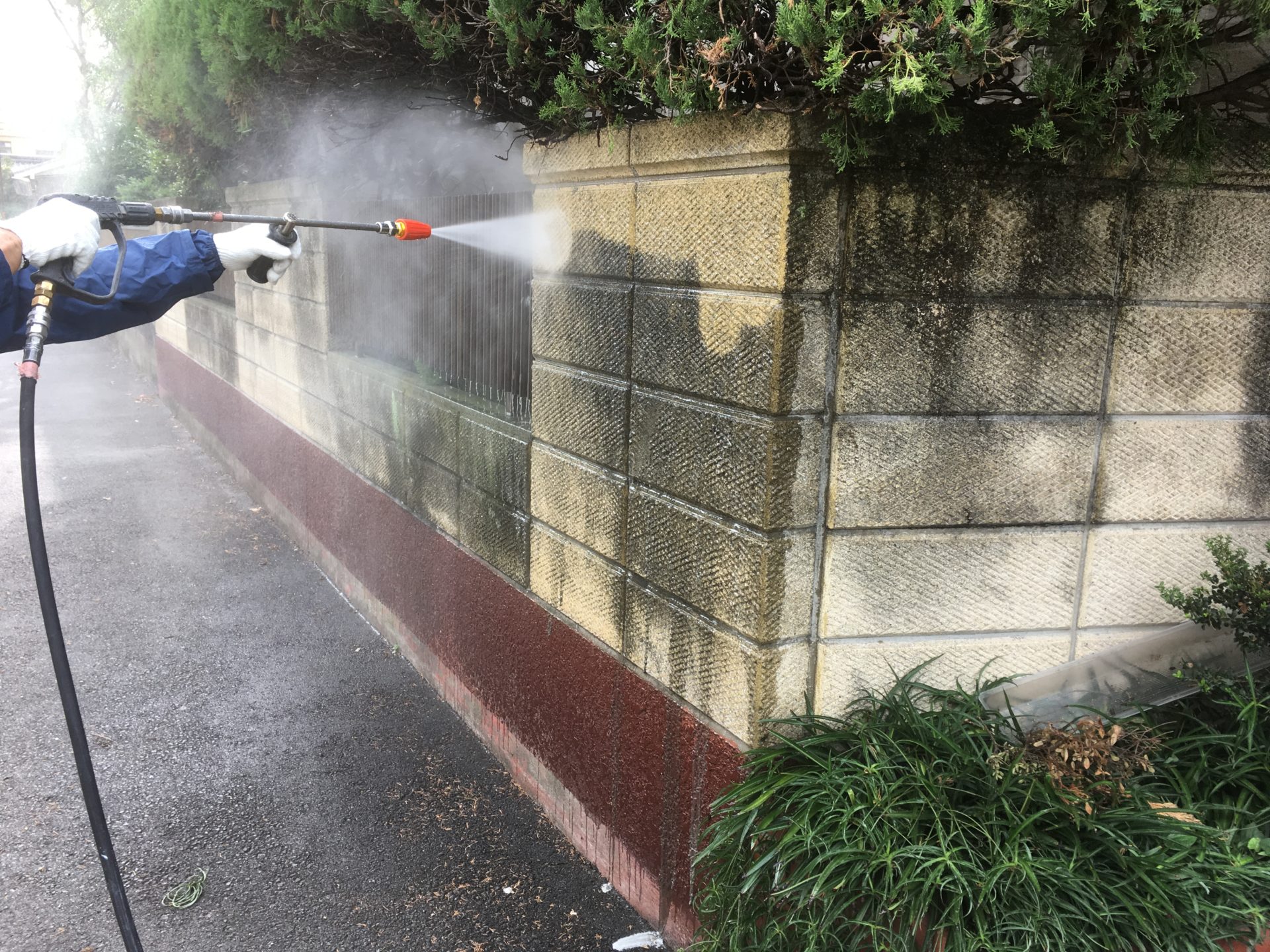 愛知県名古屋市港区　外構塗装　高圧洗浄作業中