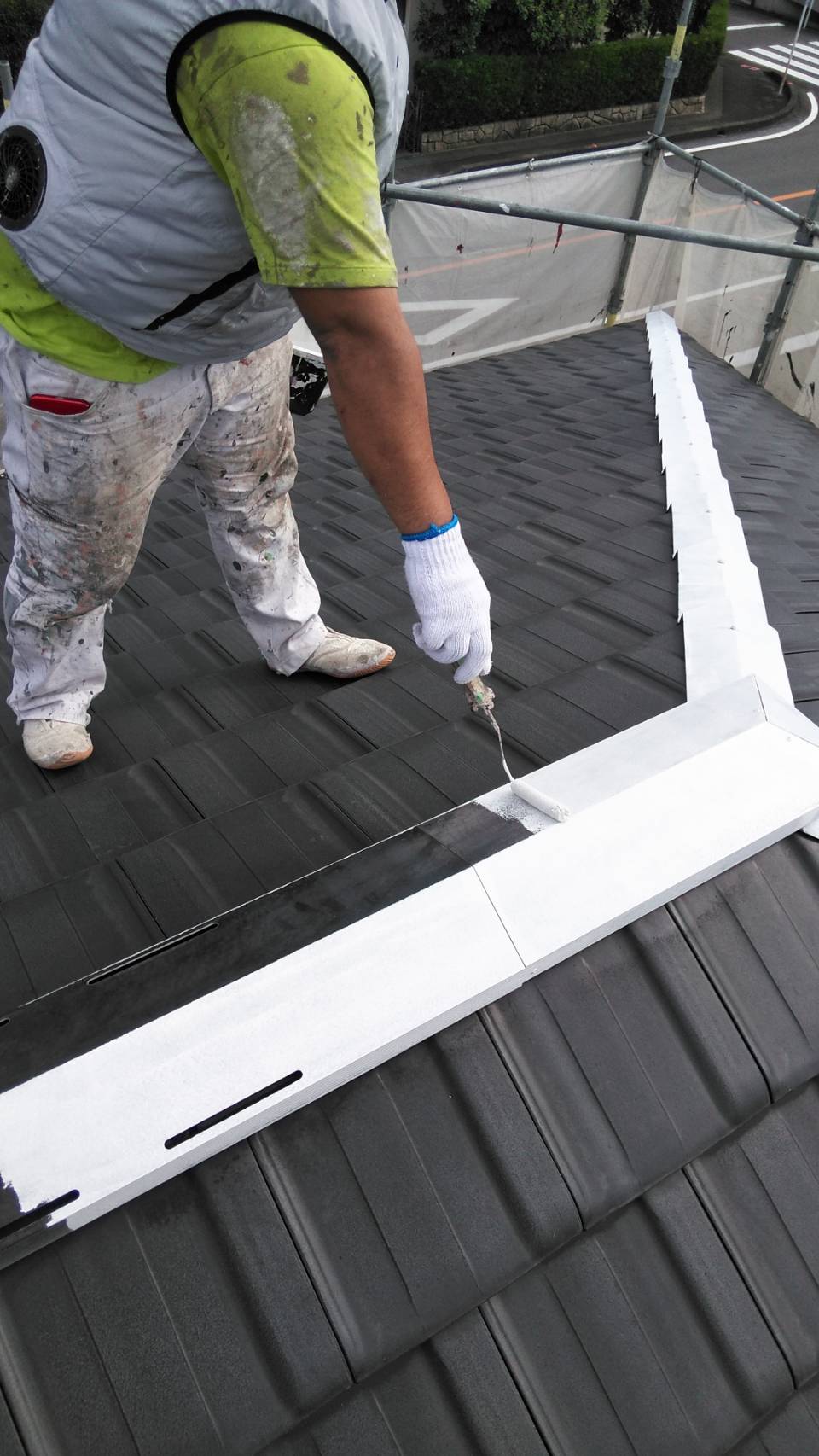 愛知県西尾市　寄せ屋根板金部塗装　錆止め塗布作業中