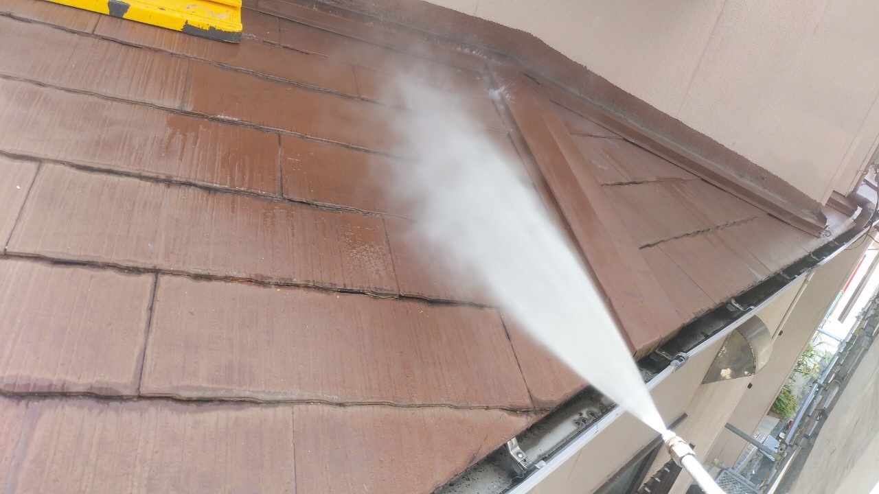 愛知県名古屋市中川区　屋根塗装　高圧洗浄作業中