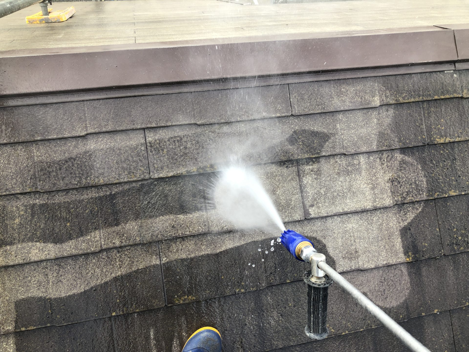 愛知県岡崎市　屋根塗装　高圧洗浄作業中