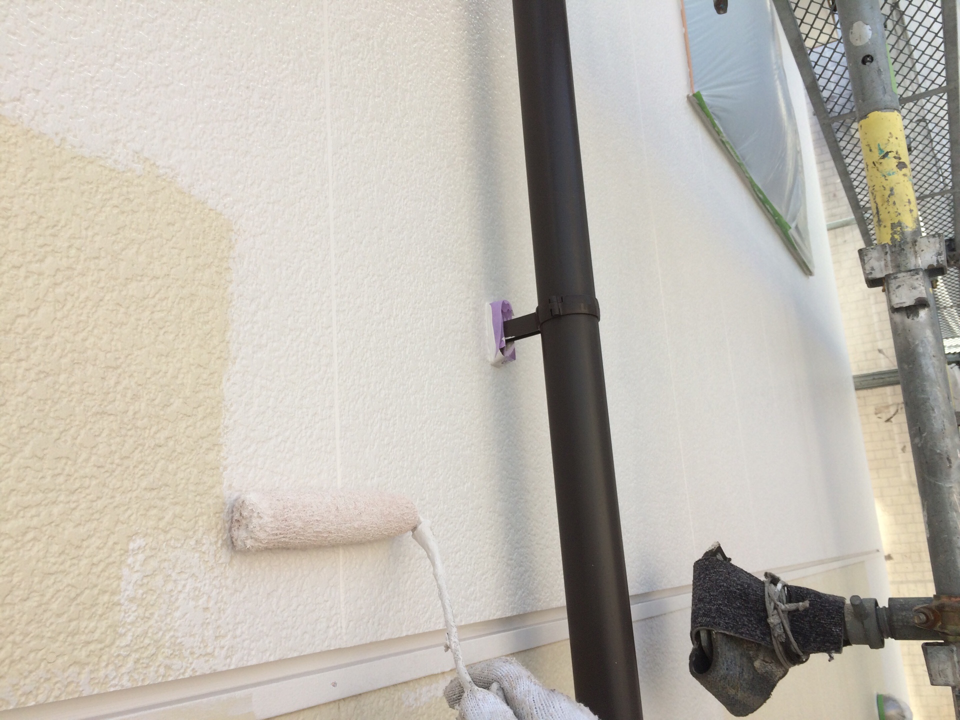 愛知県小牧市　外壁塗装　上塗り作業中