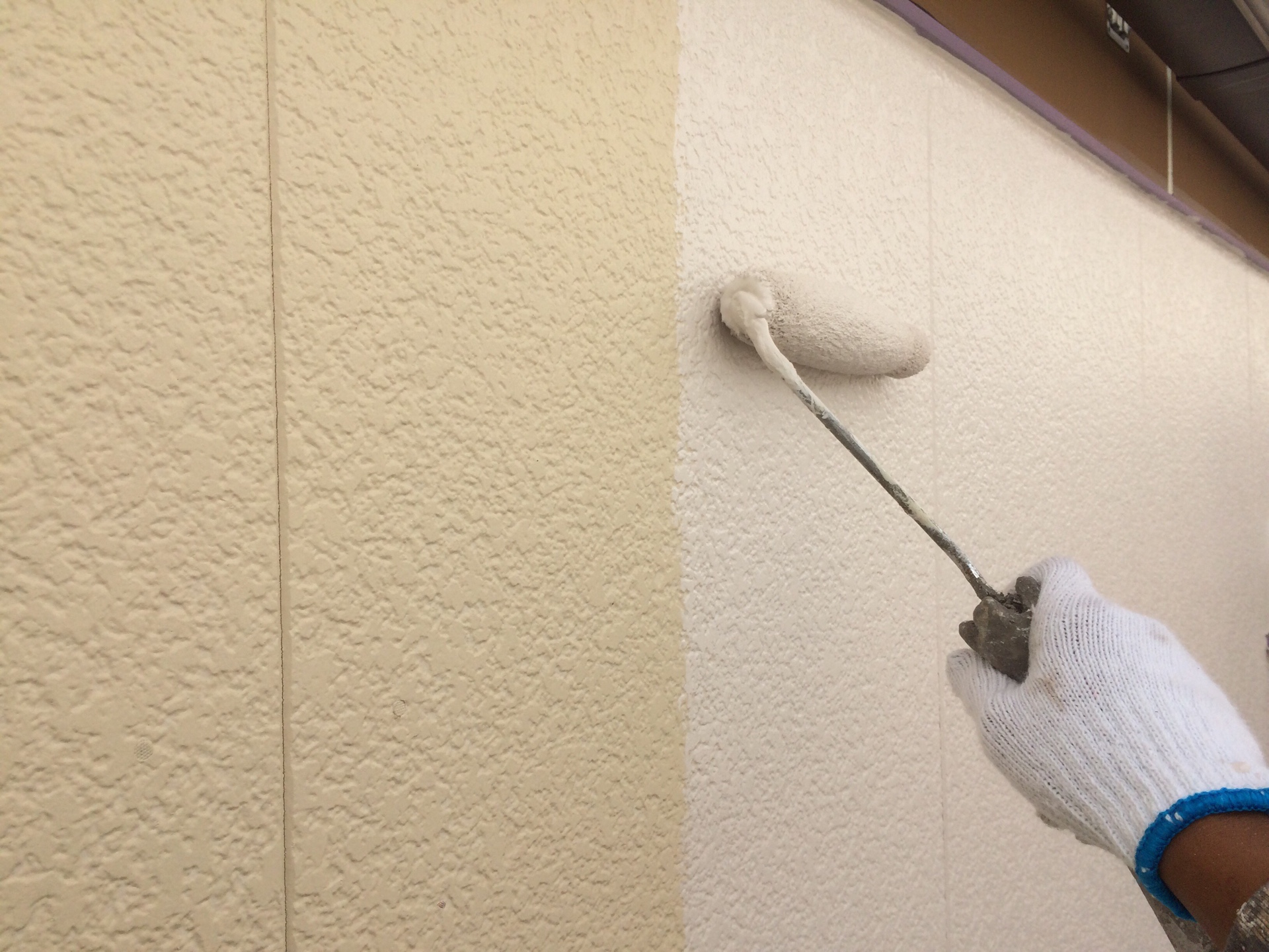 愛知県小牧市　外壁塗装　中塗り作業中