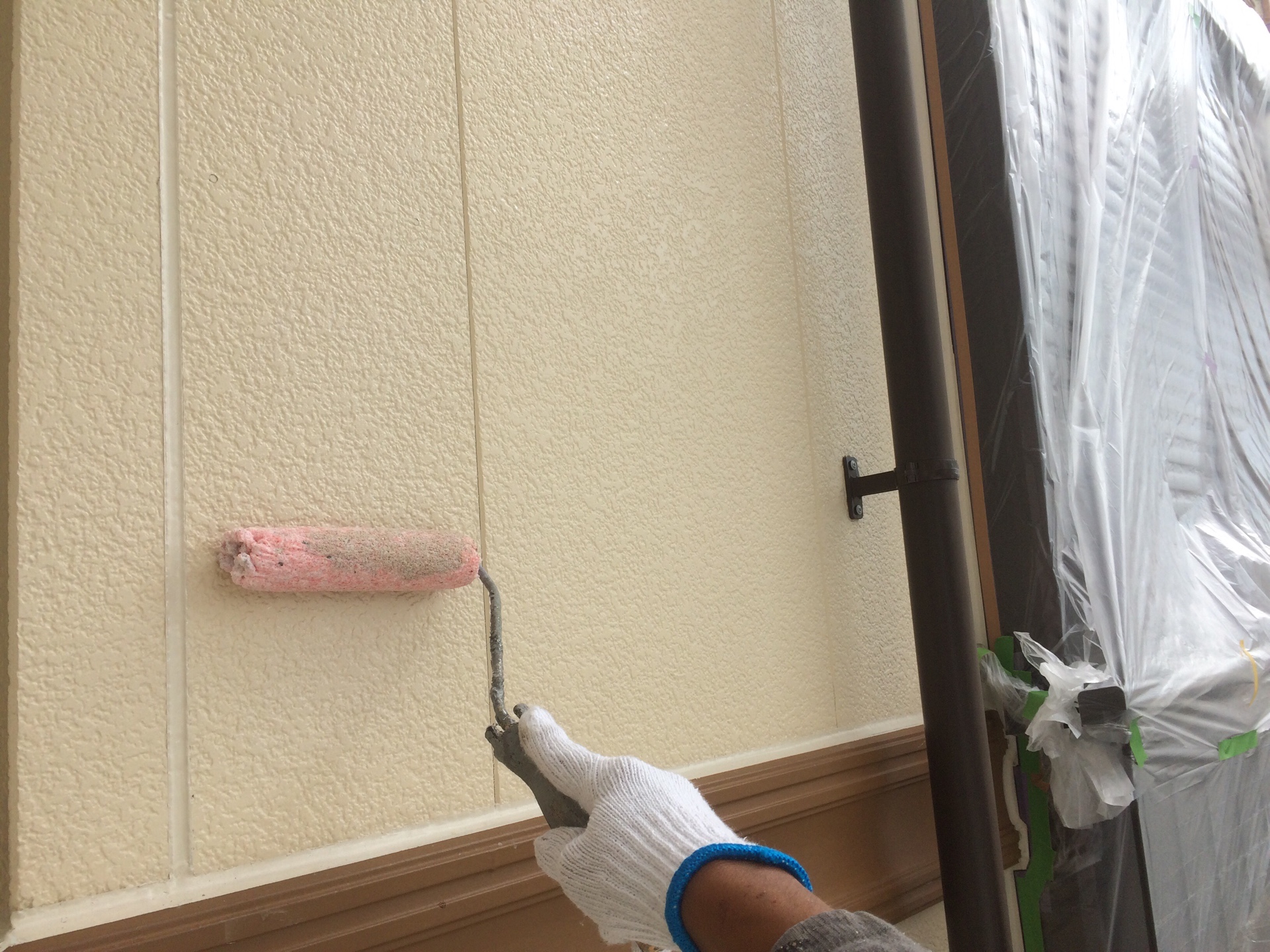 愛知県小牧市　外壁塗装　下塗り作業中
