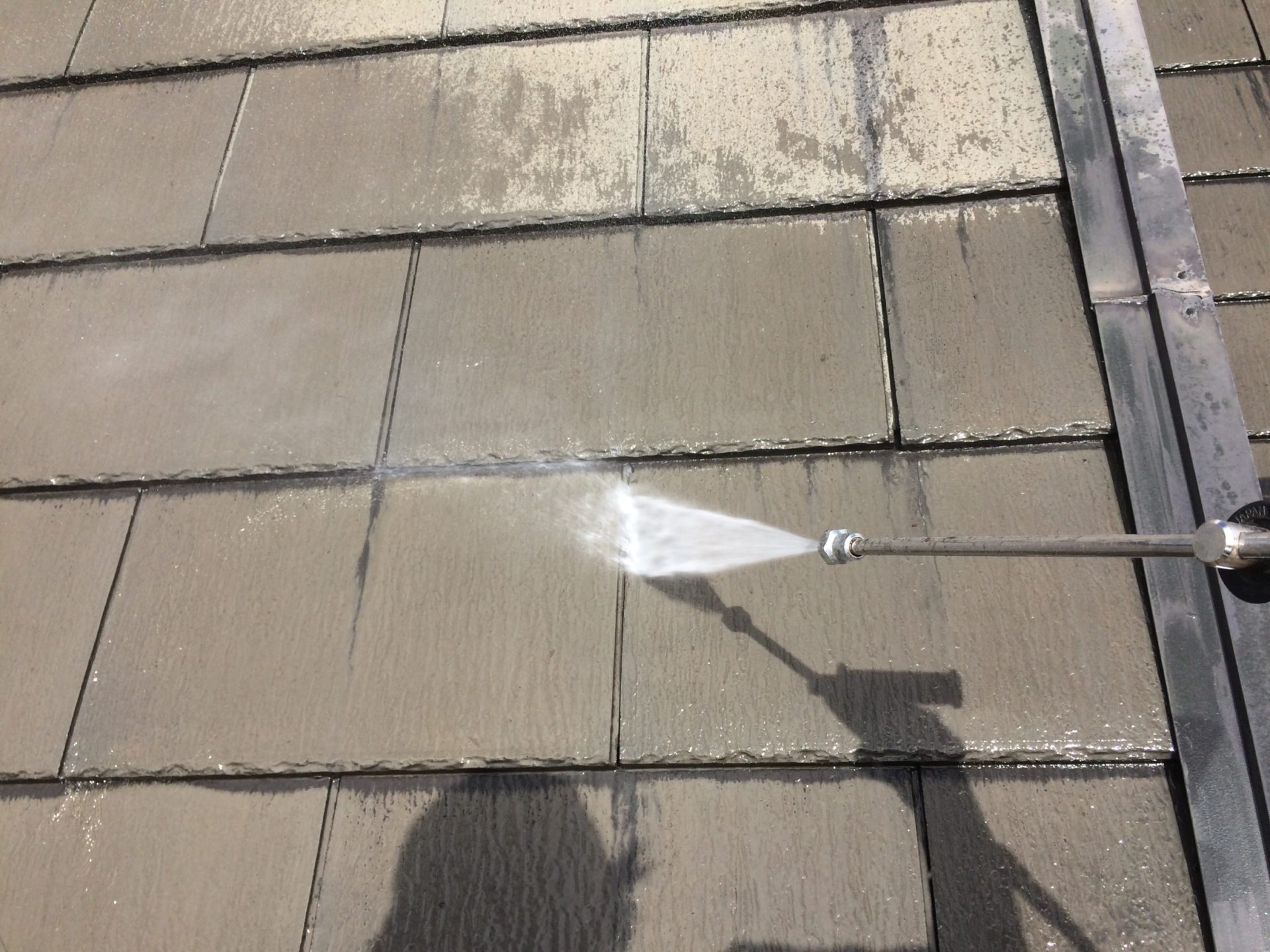 愛知県一宮市　屋根塗装　高圧洗浄作業中