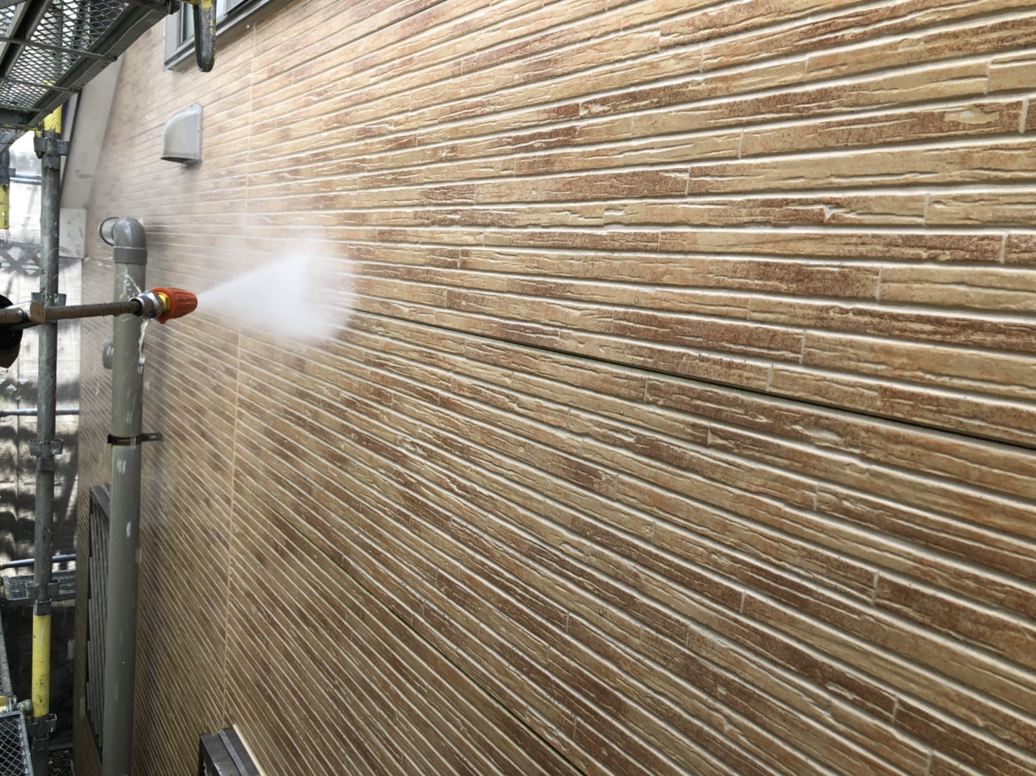 愛知県名古屋市緑区　外壁塗装　高圧洗浄作業中