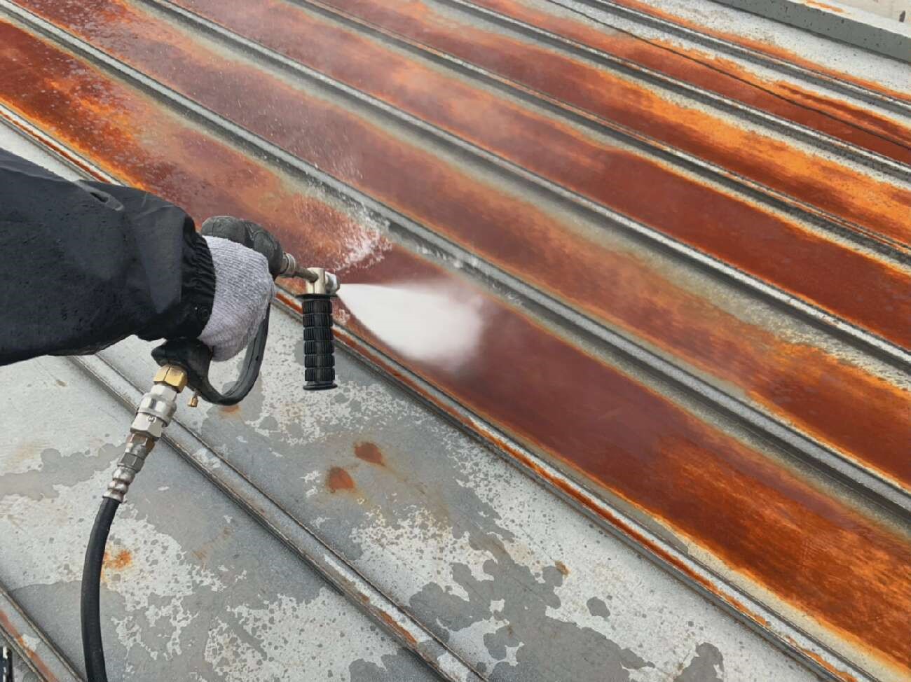 愛知県名古屋市西区　屋根塗装　高圧洗浄作業中