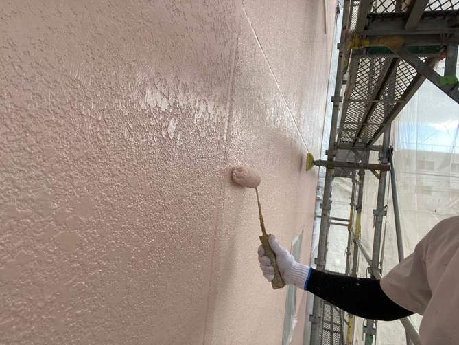 愛知県名古屋市西区　外壁塗装　上塗り作業中
