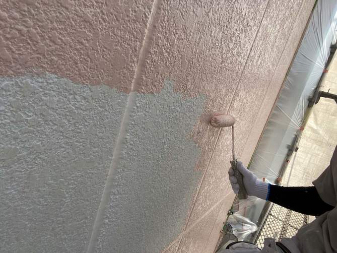 愛知県名古屋市西区　外壁塗装　中塗り作業中