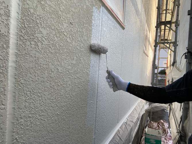 愛知県名古屋市西区　外壁塗装　下塗り作業中