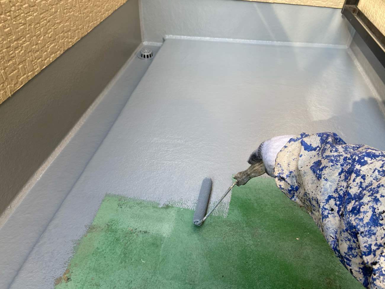 愛知県安城市　バルコニー防水　トップコート１回目　塗布作業中