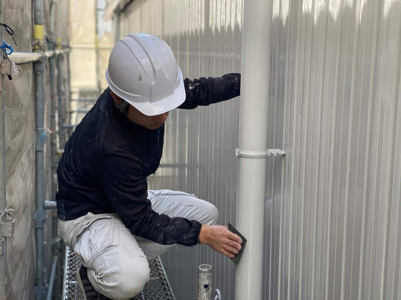 愛知県名古屋市中川区　倉庫外壁塗装　雨樋塗装　下地処理作業中