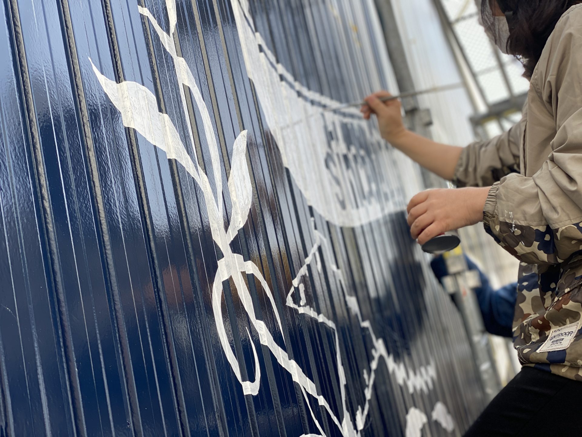 愛知県名古屋市中川区　倉庫外壁塗装　ペイント作業中