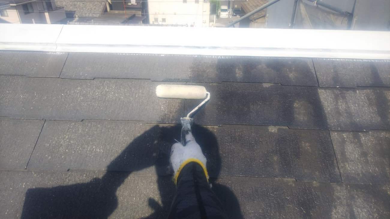 愛知県名古屋市北区　アパート　屋根塗装　下塗り作業中