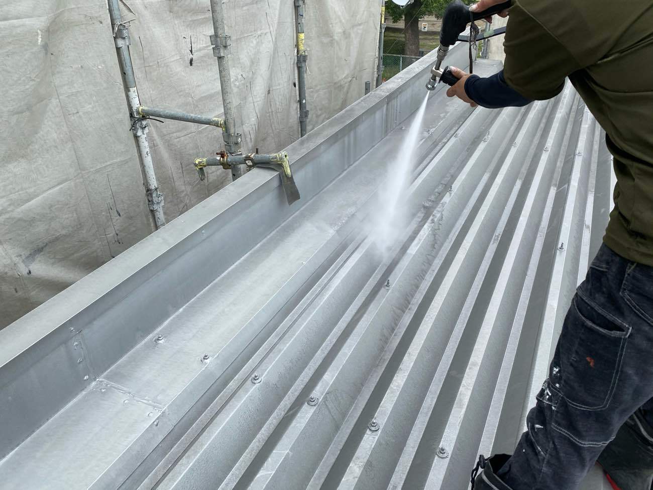 愛知県一宮市　店舗様　屋根塗装　高圧洗浄作業中