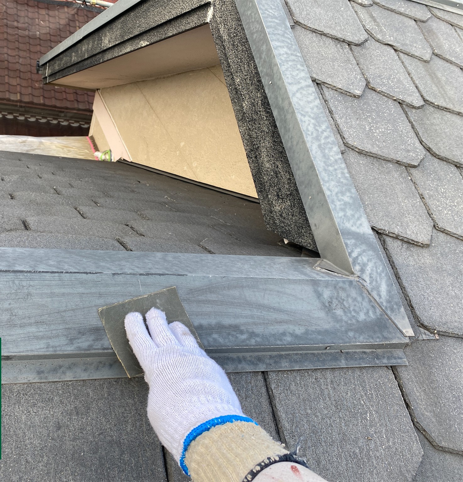 名古屋市天白区　屋根板部分塗装　下地処理作業中