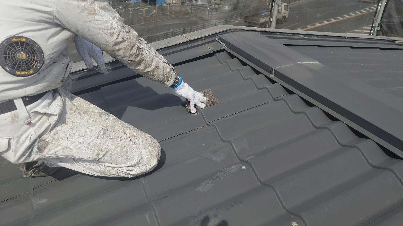 名古屋市緑区　屋根塗装　下地処理作業中