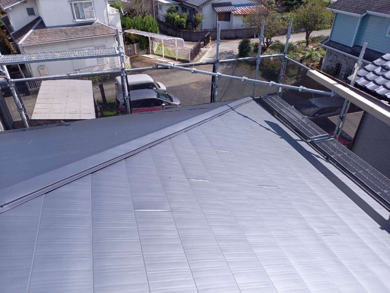 屋根ガルバリウム鋼板カバー工法　完了　ニチハ横暖ルーフ