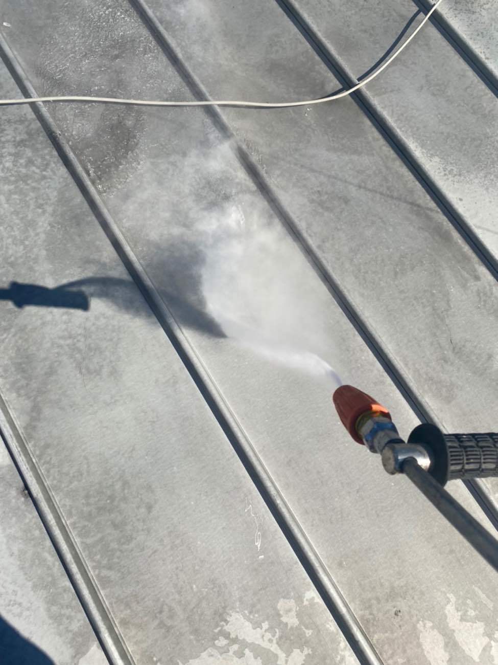 愛知県名古屋市中川区　屋根塗装　高圧洗浄作業中