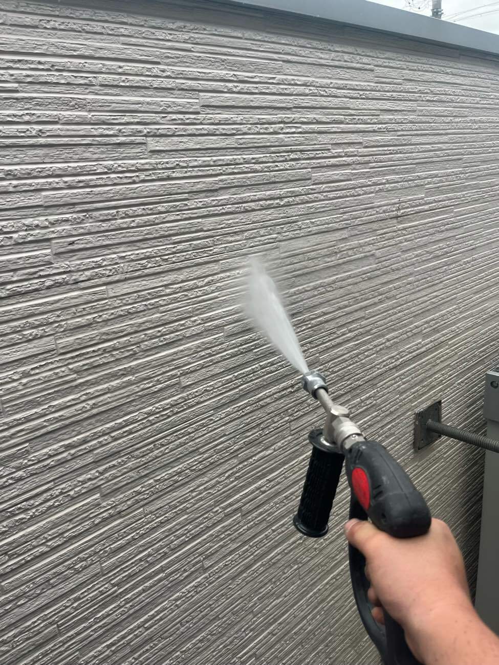 愛知県名古屋市中村区　外壁塗装　高圧洗浄作業中