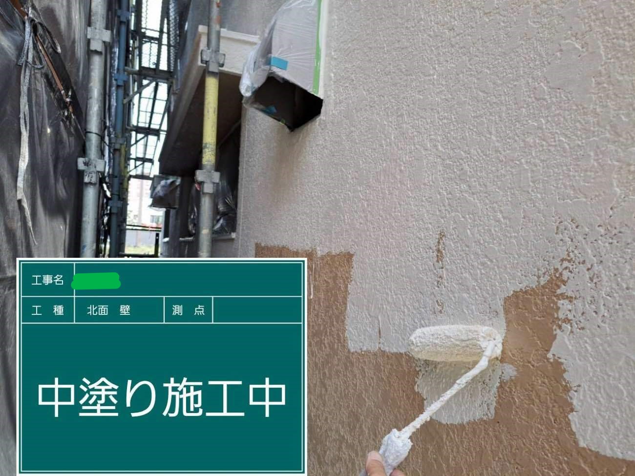 愛知県名古屋市東区　外壁塗装　中塗り作業中