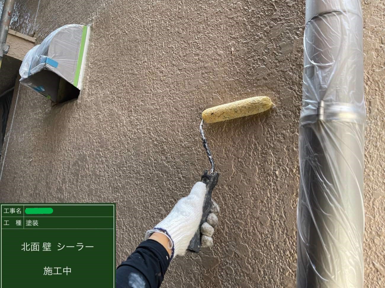 愛知県名古屋市東区　外壁塗装　下塗り作業中