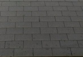 アスファルトシングルは、シート状の屋根材です。軽量なので、耐震性が高いのが特徴です アートペインズ
