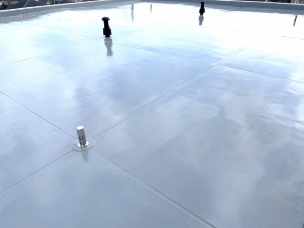 通気緩衝工法は、屋上やビルなど比較的大きな面積の場所に施工されていることが多いです　アートペインズ