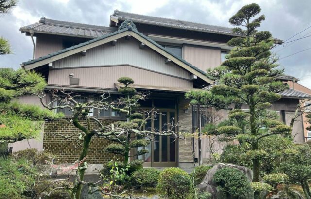 外壁塗装　超低汚染リファイン1000si-IR　オパールグリーン　オリーブグレー　屋根漆喰工事　弥富市鯏浦町　施工事例　アートペインズ　アステックペイント　施工前