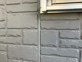 乾式目地は、そのままだと塗膜が乗らないので、専用用の下塗材を塗布する必要があります　アートペインズ