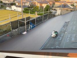 カバー工法は、葺き替えよりも工期や費用が抑えられます　アートペインズ