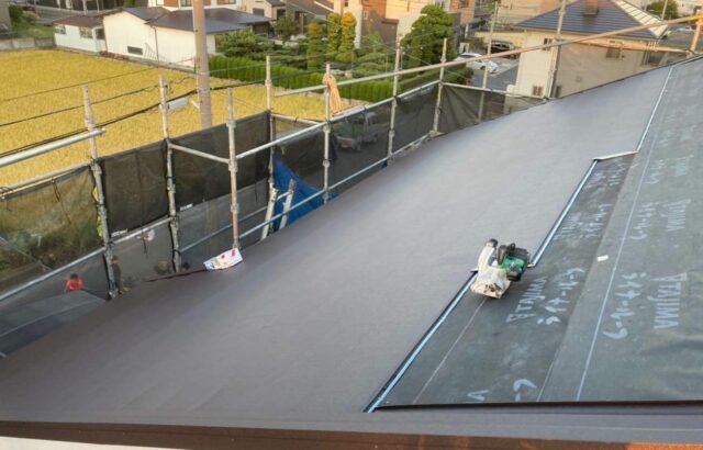 カバー工法は、葺き替えよりも工期や費用が抑えられます　アートペインズ