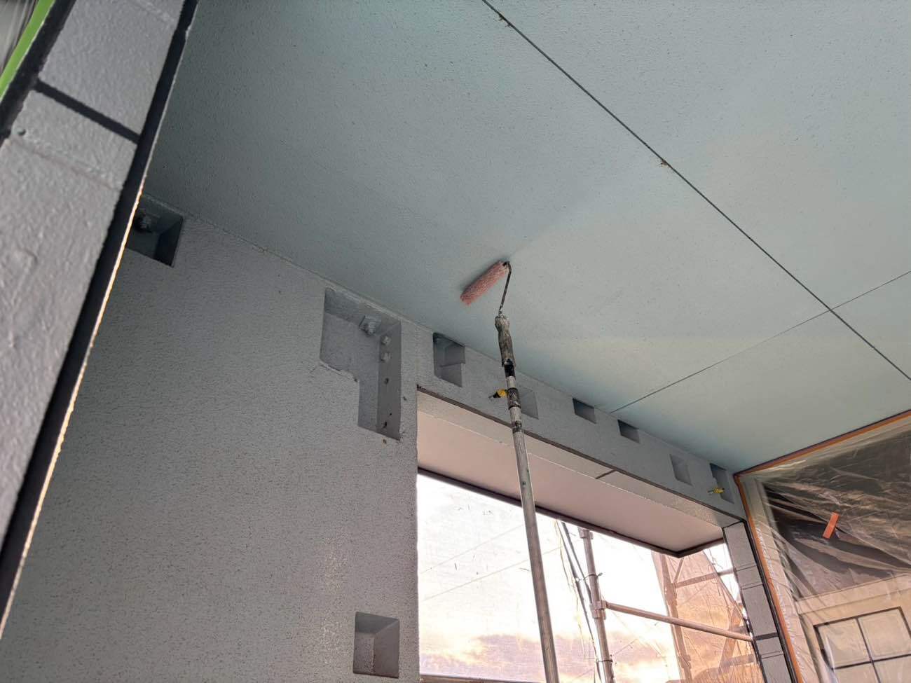 軒天上 施工事例 一宮市 付帯部塗装 アートペインズ 中塗り
