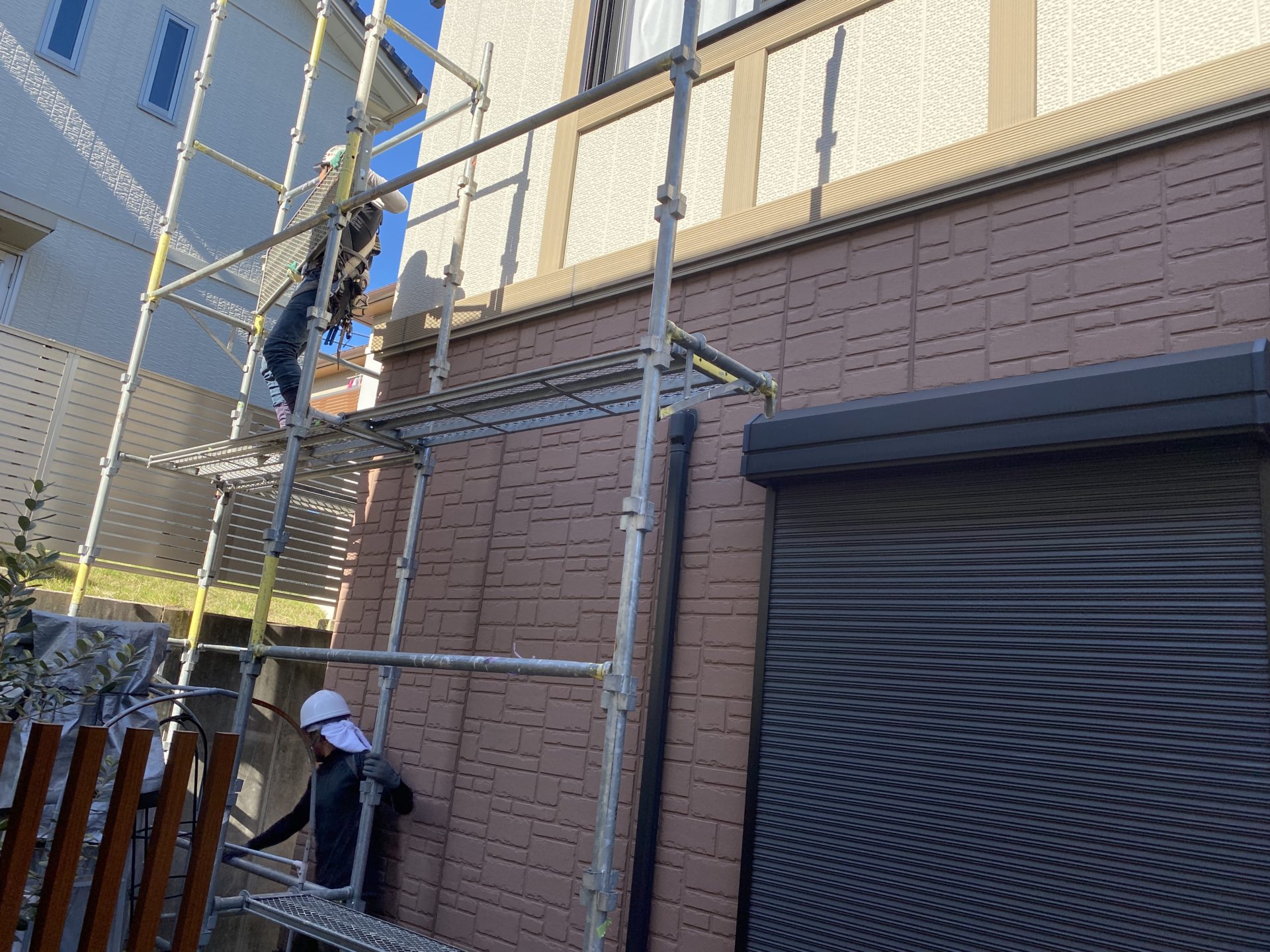 名古屋市での足場設置作業の様子　アートペインズ